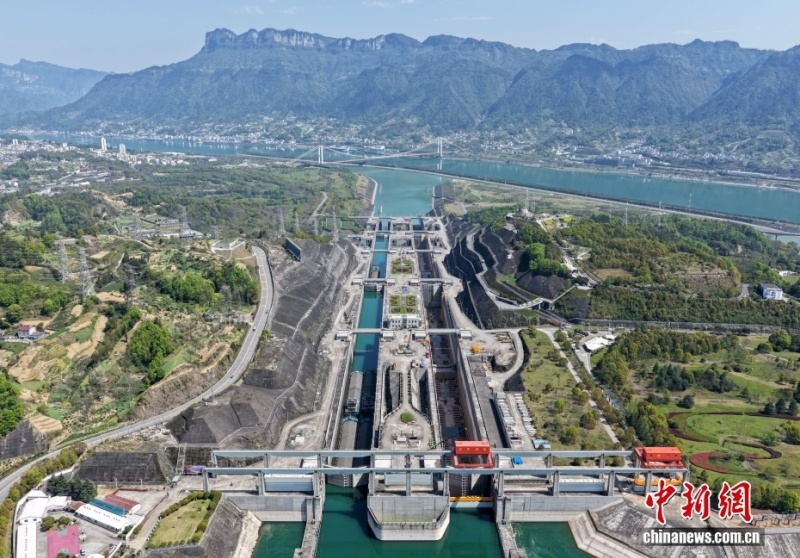 Fluxo de carga através da Barragem das Três Gargantas atingiu 2,3 bilhões de toneladas métricas até março