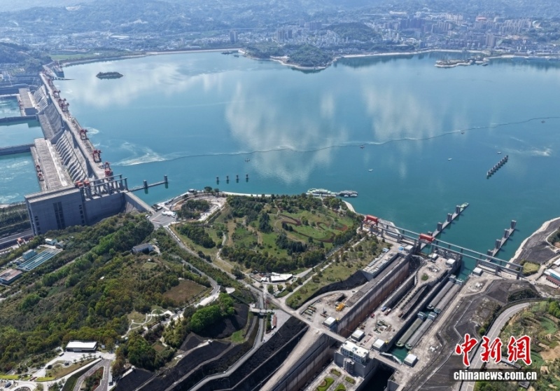 Fluxo de carga através da Barragem das Três Gargantas atingiu 2,3 bilhões de toneladas métricas até março