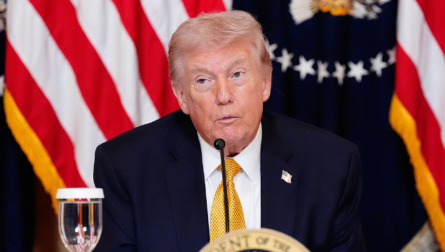 Ameaças dos EUA de 'bombardear' Irã reacendem medo Trump redobrou a aposta, ameaçando bombardear o Irã de volta à "Idade da Pedra", apesar de alegar que o país foi "aniquilado" e não representa mais ameaça.