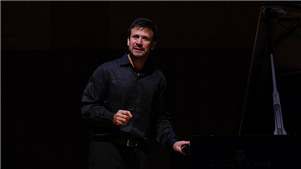 Pianista brasileiro Cristian Budu se apresenta na Cidade Proibida2026O pianista brasileiro Cristian Budu se apresentou, na noite de segunda-feira (6), na Sala de Concertos da Cidade Proibida de Beijing.  