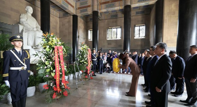 Presidente do KMT presta homenagem no Mausoléu de Sun Yat-sen, em NanjingCheng Li-wun, presidente do partido Kuomintang Chinês (KMT), liderou uma delegação do KMT na manhã desta quarta-feira para prestar homenagem no Mausoléu de Sun Yat-sen em Nanjing.