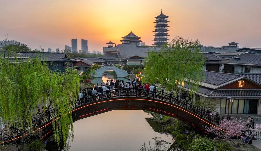 Consumo durante os feriados de primavera injeta nova energia na economia chinesaOs feriados de primavera na China estão se revelando como janelas para a vitalidade econômica do país.