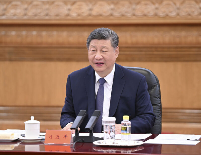 Xi Jinping se encontra com líder do KMT, Cheng Li-wun, em Beijing