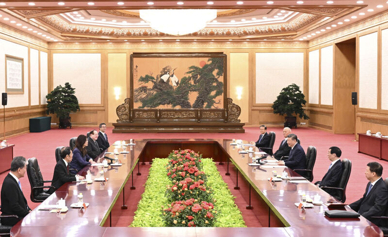 Xi Jinping se encontra com líder do KMT, Cheng Li-wun, em Beijing