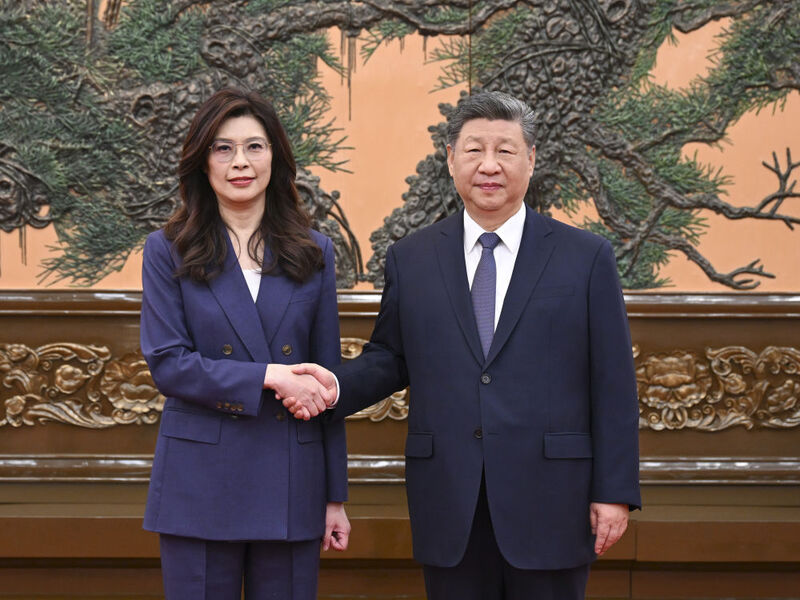 Xi Jinping se encontra com líder do KMT, Cheng Li-wun, em Beijing