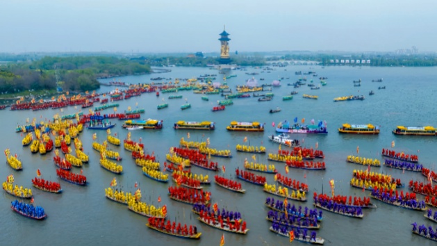 Maior feira de templos aquática do mundo tem início em Jiangyan, leste da China