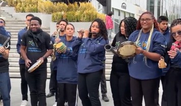 Orquestra brasileira realiza flash mob em Beijing Durante a atividade, a orquestra apresentou a obra clássica “Tico-Tico no Fubá”, que incorpora elementos de samba. Uma das peças mais representativas do Brasil e amplamente conhecida pelo público, de acordo com os integrantes da OFC.