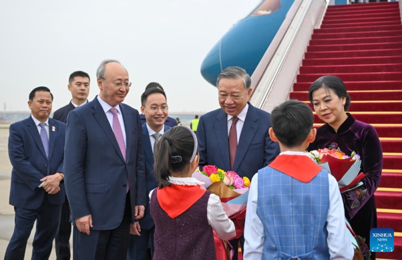 Principal líder do Vietnã, To Lam, chega a Beijing para visita de Estado