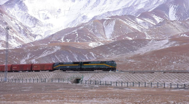 Ferrovia Qinghai-Xizang supera marco de 100 milhões de toneladas de mercadorias transportadasAté 13 de abril de 2026, o volume total de cargas transportadas de e para Xizang por essa ferrovia já ultrapassou 100 milhões de toneladas..