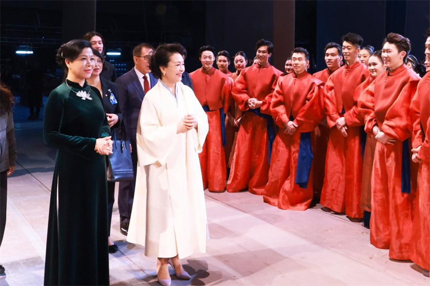 Peng Liyuan e primeira-dama do Vietnã visitam Centro Nacional de Artes Cênicas da China