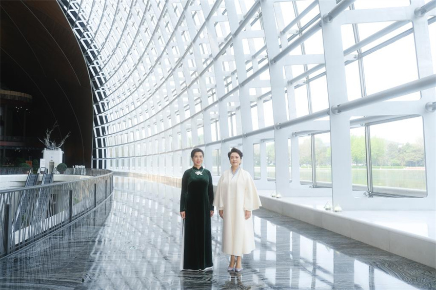 Peng Liyuan e primeira-dama do Vietnã visitam Centro Nacional de Artes Cênicas da China