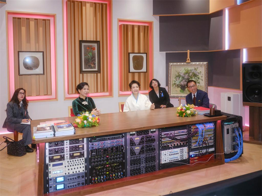 Peng Liyuan e primeira-dama do Vietnã visitam Centro Nacional de Artes Cênicas da China