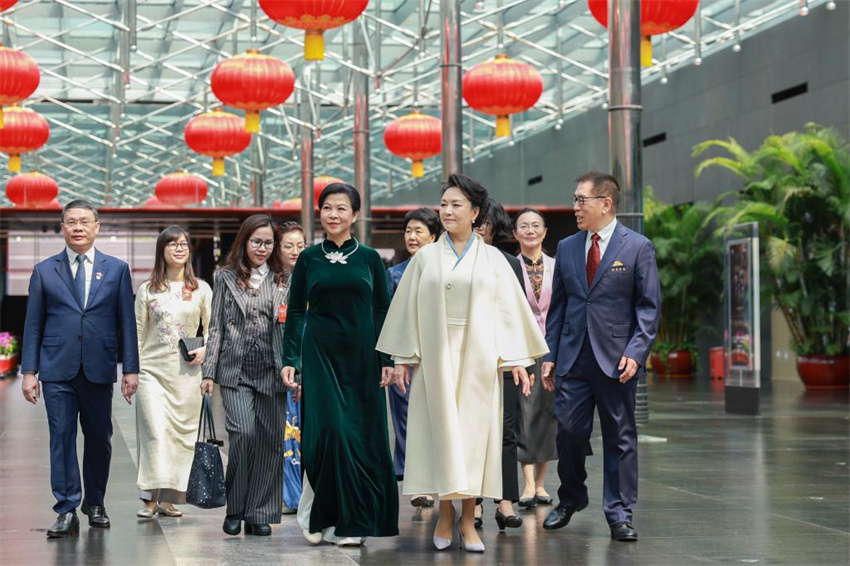 Peng Liyuan e primeira-dama do Vietnã visitam Centro Nacional de Artes Cênicas da China