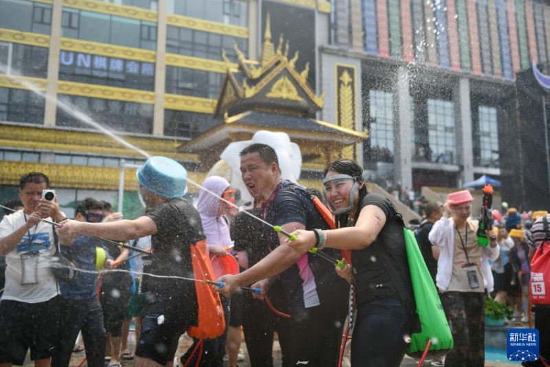 Xishuangbanna celebra Festival do Jato de Água