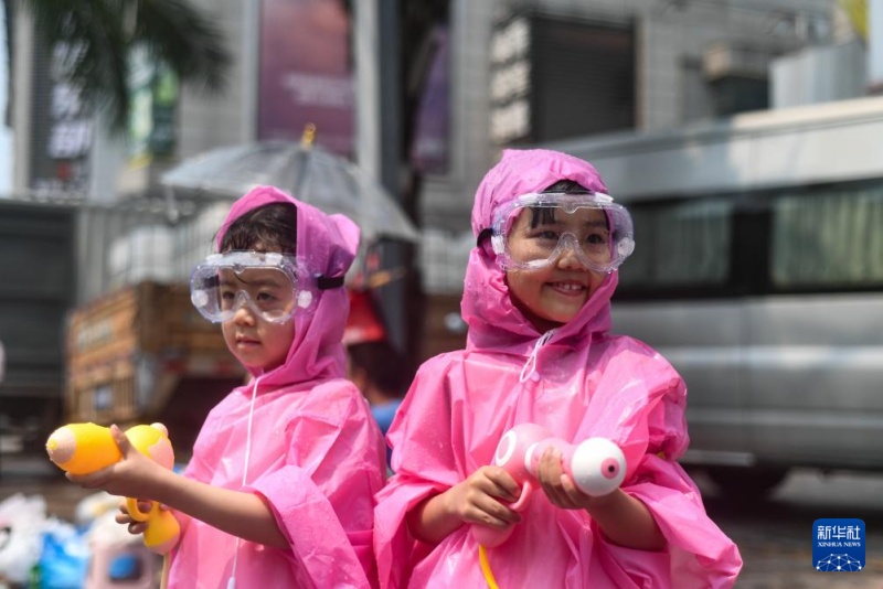 Xishuangbanna celebra Festival do Jato de Água