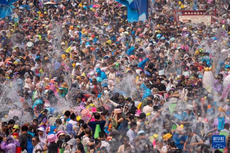 Xishuangbanna celebra Festival do Jato de Água