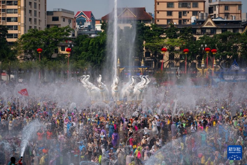 Xishuangbanna celebra Festival do Jato de Água