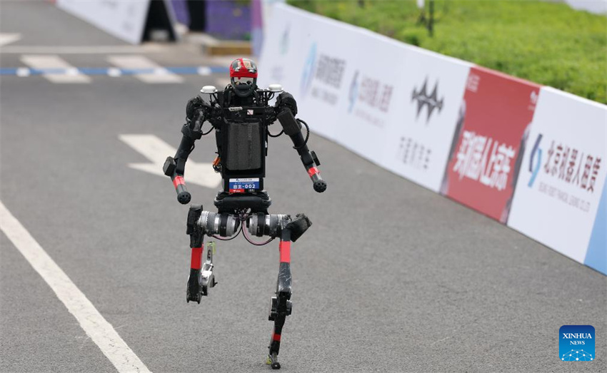 Robô humanóide supera recorde mundial de meia maratona humana em Beijing