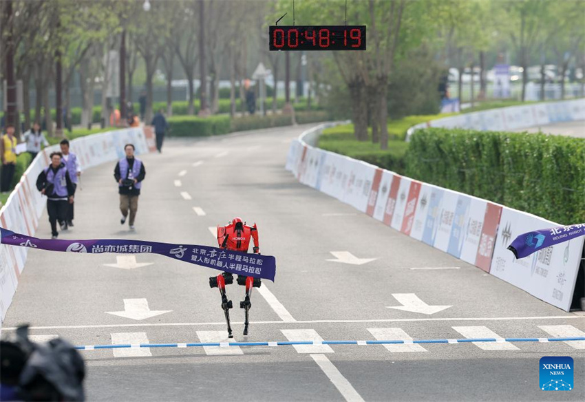 Robô humanóide supera recorde mundial de meia maratona humana em Beijing