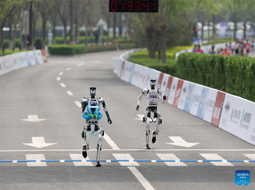 Robô humanóide supera recorde mundial de meia maratona humana em Beijing
