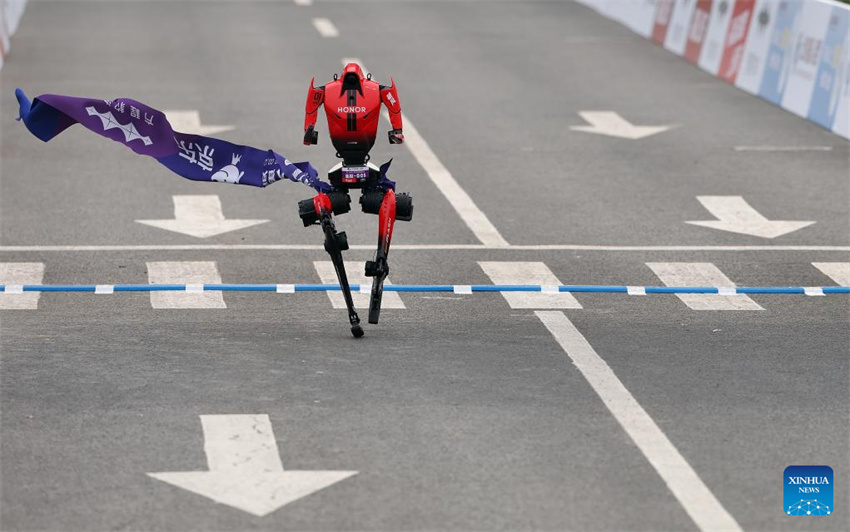 Robô humanóide supera recorde mundial de meia maratona humana em Beijing