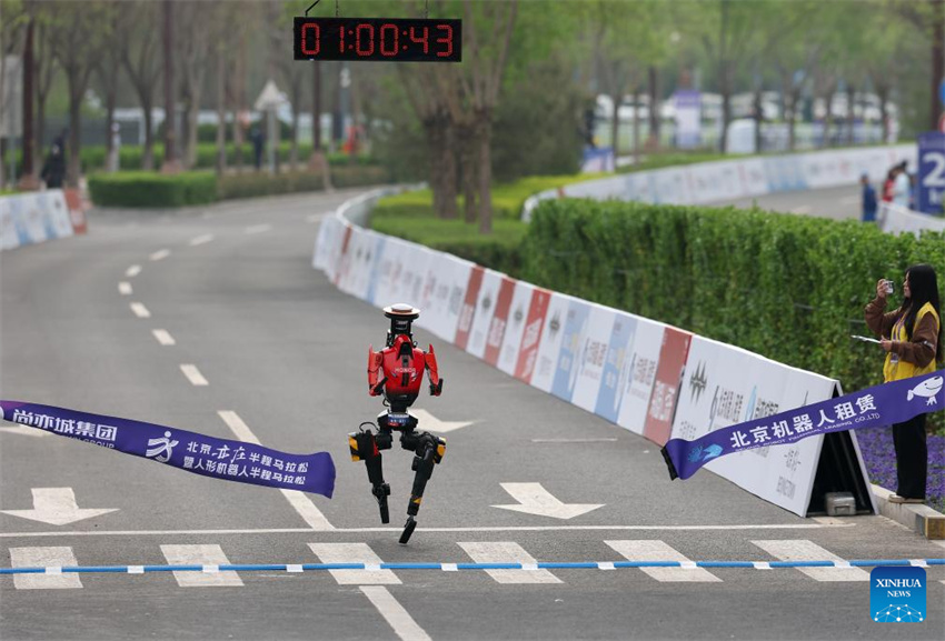 Robô humanóide supera recorde mundial de meia maratona humana em Beijing
