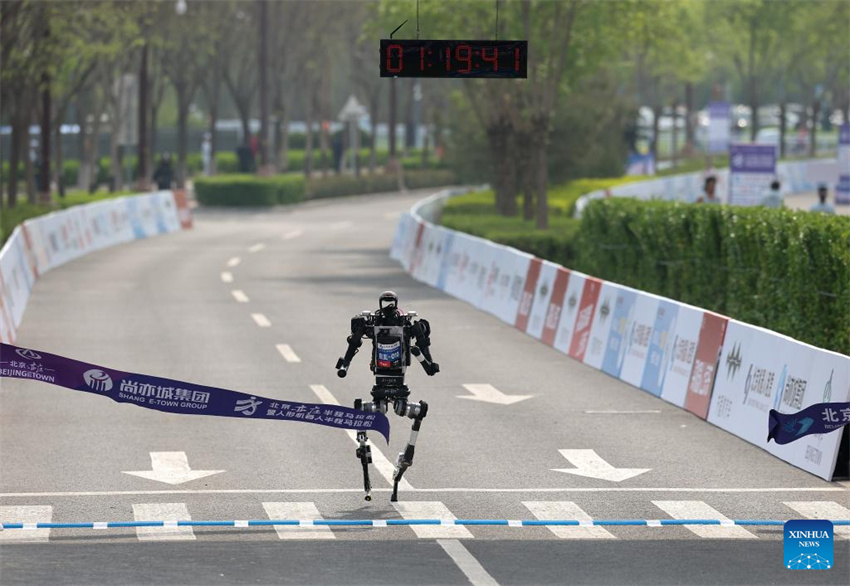 Robô humanóide supera recorde mundial de meia maratona humana em Beijing