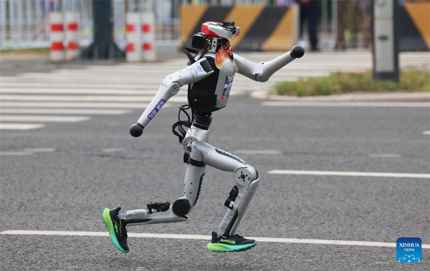 Robô humanóide supera recorde mundial de meia maratona humana em Beijing