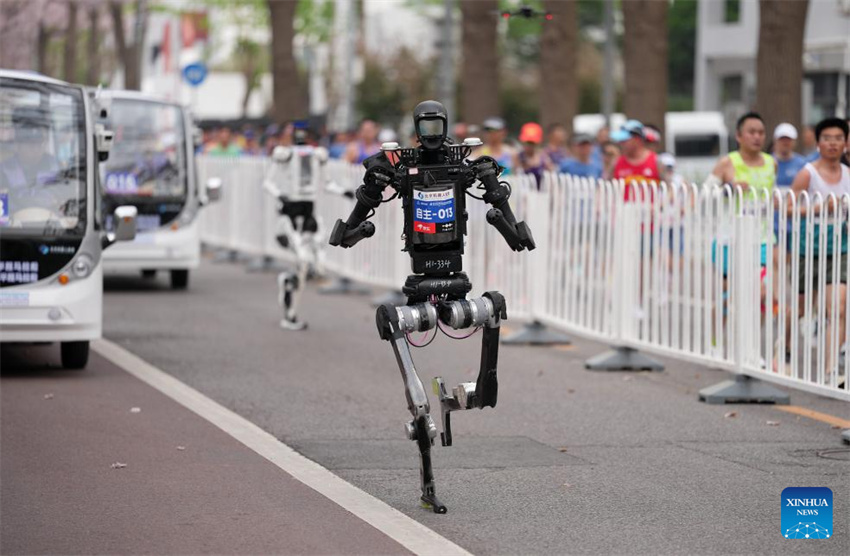 Robô humanóide supera recorde mundial de meia maratona humana em Beijing