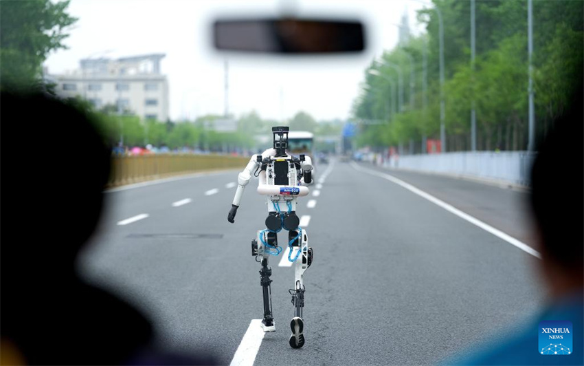 Robô humanóide supera recorde mundial de meia maratona humana em Beijing