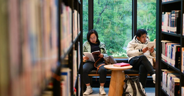 Boom da leitura digital atrai mais chineses para os livrosO rápido crescimento da leitura digital está incentivando mais chineses a desenvolverem hábitos de leitura, à medida que o acesso aos livros e as taxas gerais de leitura continuam a aumentar.