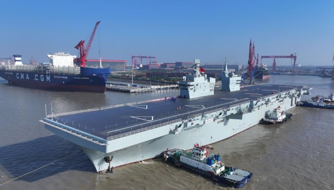 Primeiro navio de assalto anfíbio Tipo 076 da China se dirige ao Mar do Sul da China para treinamento de rotinaO primeiro navio de assalto anfíbio Tipo 076 da China, o Sichuan, partiu recentemente de Shanghai rumo ao Mar do Sul da China para realizar testes de pesquisa científica e exercícios de treinamento, segundo a Marinha. 