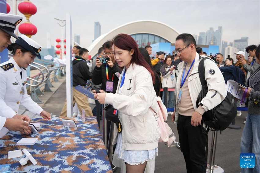 Compatriotas de Taiwan participam do evento de dia aberto pelo 77º aniversário da Marinha do Exército de Libertação Popular