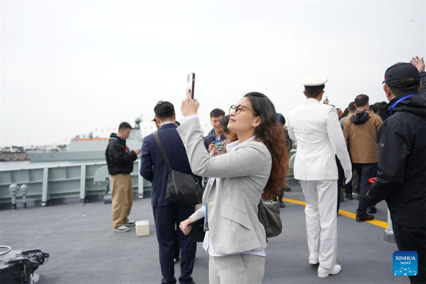 Compatriotas de Taiwan participam do evento de dia aberto pelo 77º aniversário da Marinha do Exército de Libertação Popular