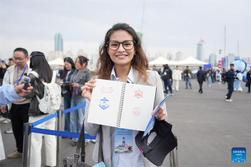 Compatriotas de Taiwan participam do evento de dia aberto pelo 77º aniversário da Marinha do Exército de Libertação Popular