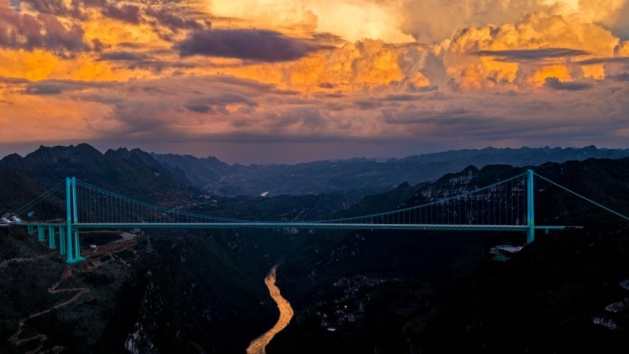 Ponte do Desfiladeiro de Huajiang recebe título do Guinness World Records de "Ponte Mais Alta"