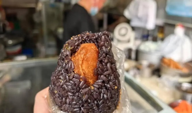 Especialidade gastronômica de Nanjing anuncia chegada do verão Em Nanjing, o wufan não é considerado uma tradição — é simplesmente algo que se repete, manhã após manhã.