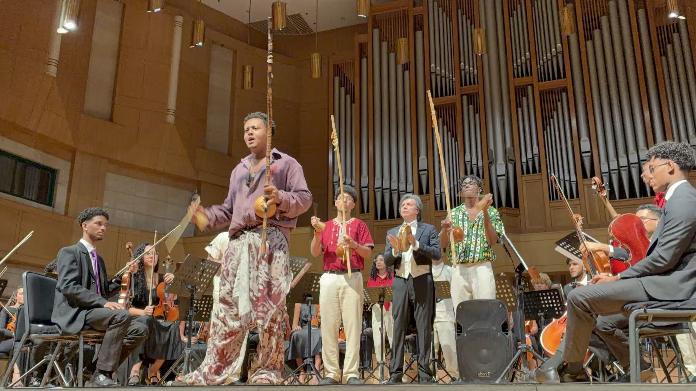 Maestro brasileiro Ricardo Castro conduz Orquestra NEOJIBA em BeijingA China deve registrar uma demanda recorde de viagens durante o feriado do Dia do Trabalho, com viagens inter-regionais, fluxo diário de passageiros e tráfego em rodovias expressas.