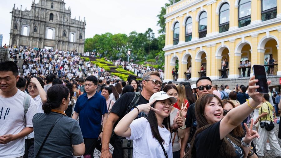 Vida lenta revela novos encantos de Macau em meio à agitação do feriado do Dia do TrabalhadorCom o aumento do número de visitantes durante o feriado de cinco dias do Dia do Trabalhador na China, Macau oferece não apenas pontos turísticos movimentados, mas também uma variedade de experiências.