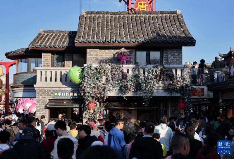 Turistas aproveitam tempo de lazer durante feriado do Dia do Trabalhador em Tangshan, Hebei