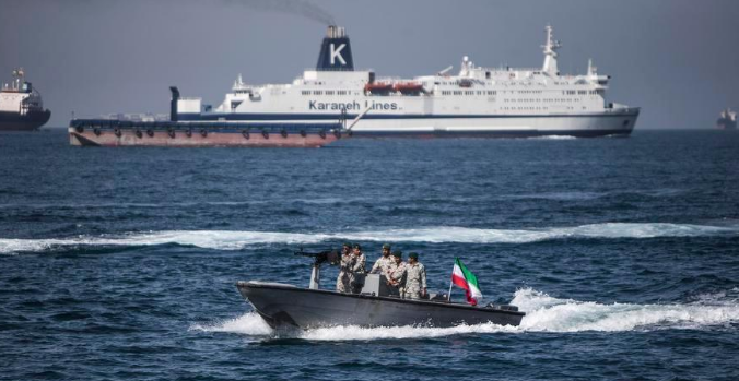 Trump anuncia suspensão da operação militar dos EUA para guiar navios para fora do Estreito de Ormuz2026Trump afirmou que a decisão foi baseada no pedido do Paquistão e de outros países. 