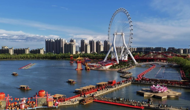 Turistas aproveitam tempo de lazer durante feriado do Dia do Trabalhador em Tangshan, HebeiNos últimos anos, a indústria cultural e turística de várias cidades da província de Hebei tem continuamente buscado novas direções.