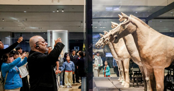 Prefeitos globais defendem patrimônio cultural e inovação tecnológica em diálogo sobre a Rota da SedaO evento Diálogo Global de Prefeitos foi realizado em Xi'an do dia 27 a 29 de abril.