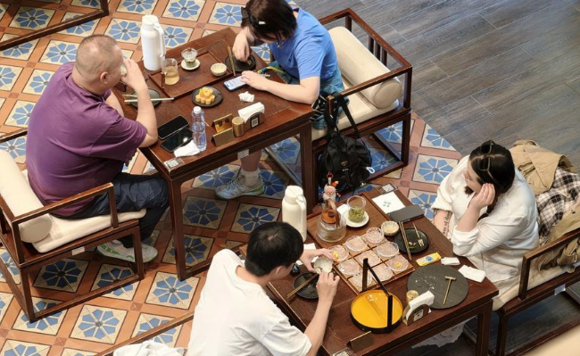 Beijing recebe mais de 18 milhões de visitas turísticas durante o feriado do Dia do Trabalhador A receita total do turismo de Beijing atingiu 22,36 bilhões de yuans (cerca de 3,26 bilhões de dólares americanos), um aumento anual de 6,6%.
