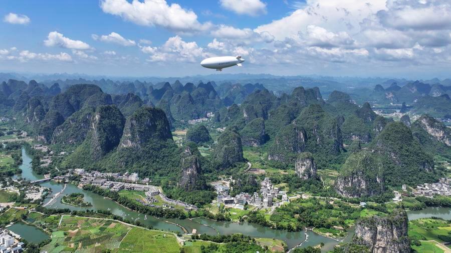China certifica primeiro grupo de pilotos de dirigíveis formados no país para serviço comercialOs quatro primeiros pilotos de dirigíveis formados de forma independente na China receberam suas licenças de piloto comercial da Administração de Aviação Civil da China.