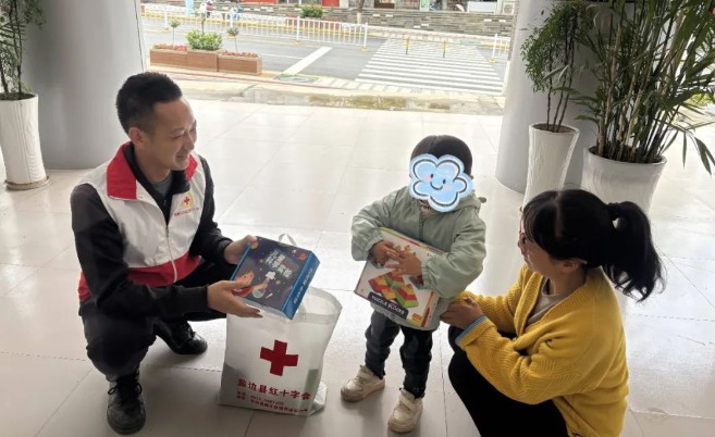 Cruz Vermelha da China auxilia mais de 16 mil crianças gravemente enfermas no último anoA Sociedade da Cruz Vermelha da China (RCSC, na sigla em inglês) ajudou mais de 16 mil crianças gravemente enfermas ao longo do último ano.