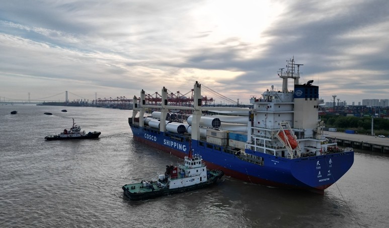 Cidade chinesa de Nanjing lança rota de navegação direta para exportação de equipamentos eólicos de grande porte2026Esta viagem marca a primeira vez que o Porto de Nanjing realiza com sucesso a exportação de equipamentos eólicos de grande porte. 