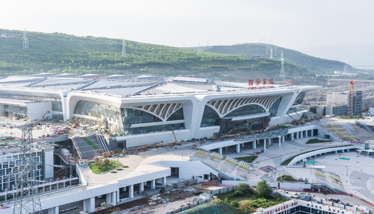 Shaanxi: Estação Xi’an Leste inicia inspeção estáticaA estação foi projetada para atender um fluxo anual de 36,5 milhões de passageiros, sendo um importante nó da rede nacional de trens de alta velocidade “Oito Verticais e Oito Horizontais”.