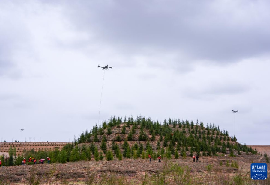 China utiliza drones para tornar colinas áridas verdes