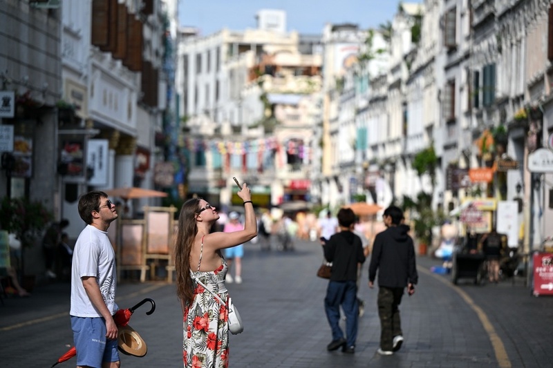 Rua histórica em Haikou atrai turistas internacionais